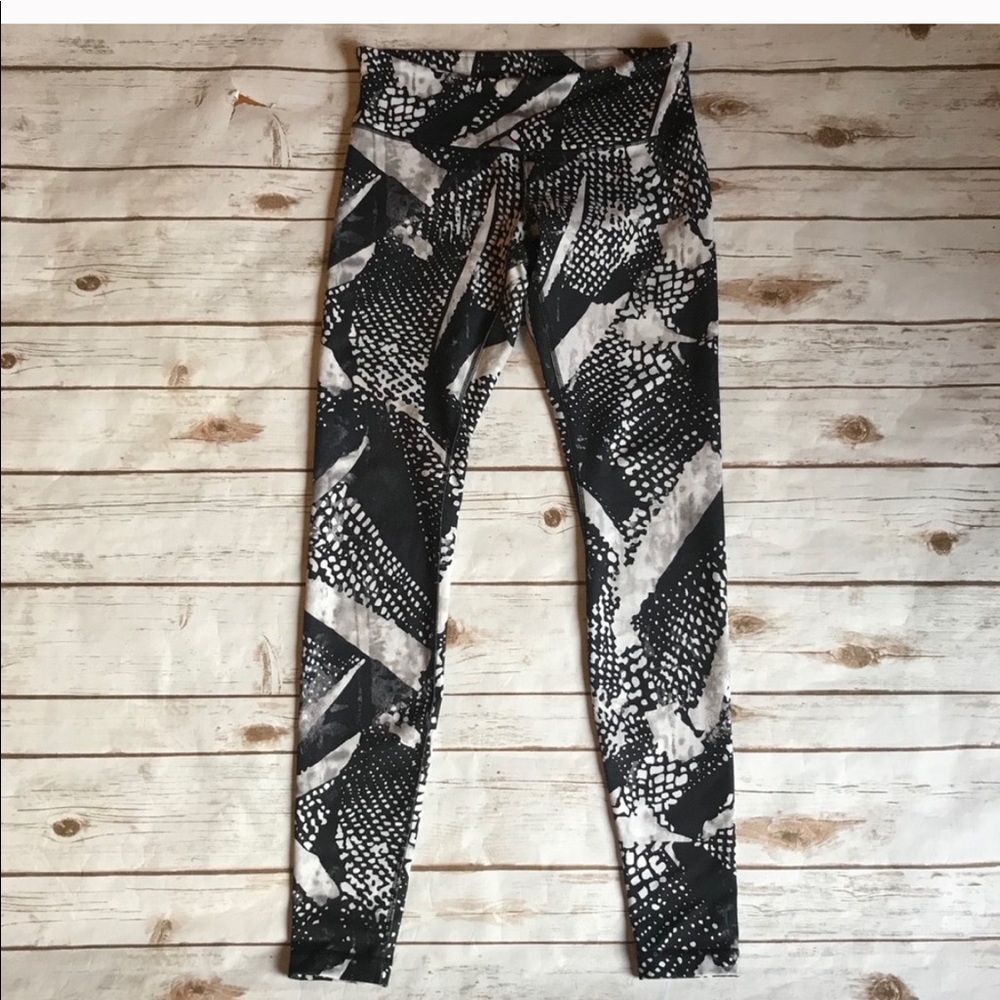 Lululemon static mist wunder unders!! - Picture 4 of 5